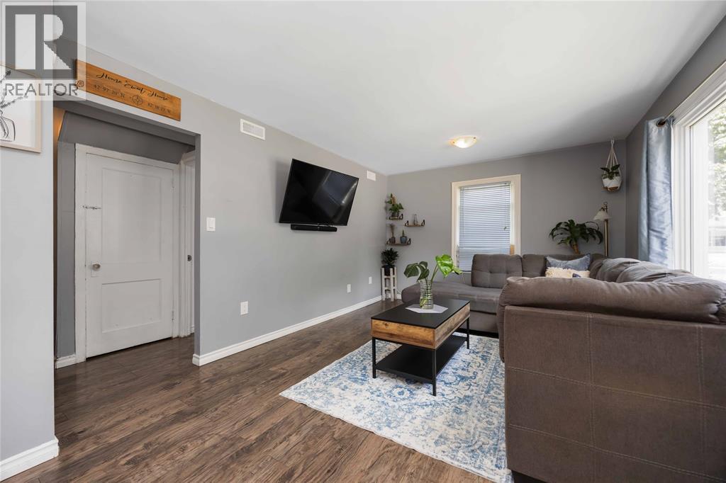 143 Walnut Avenue North, Sarnia, ON - Indoor Photo Showing Living Room