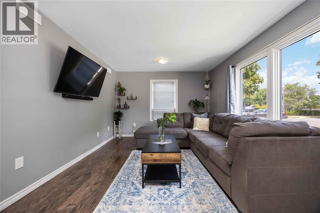 143 Walnut Avenue North, Sarnia, ON - Indoor Photo Showing Living Room