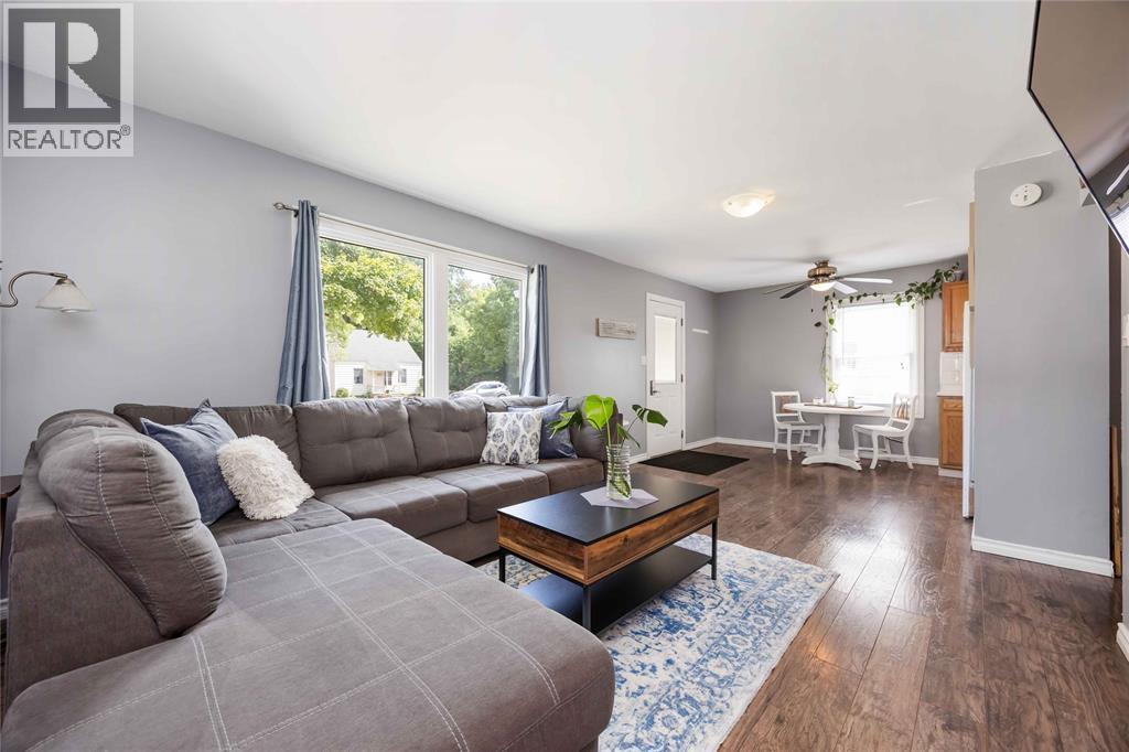 143 Walnut Avenue North, Sarnia, ON - Indoor Photo Showing Living Room