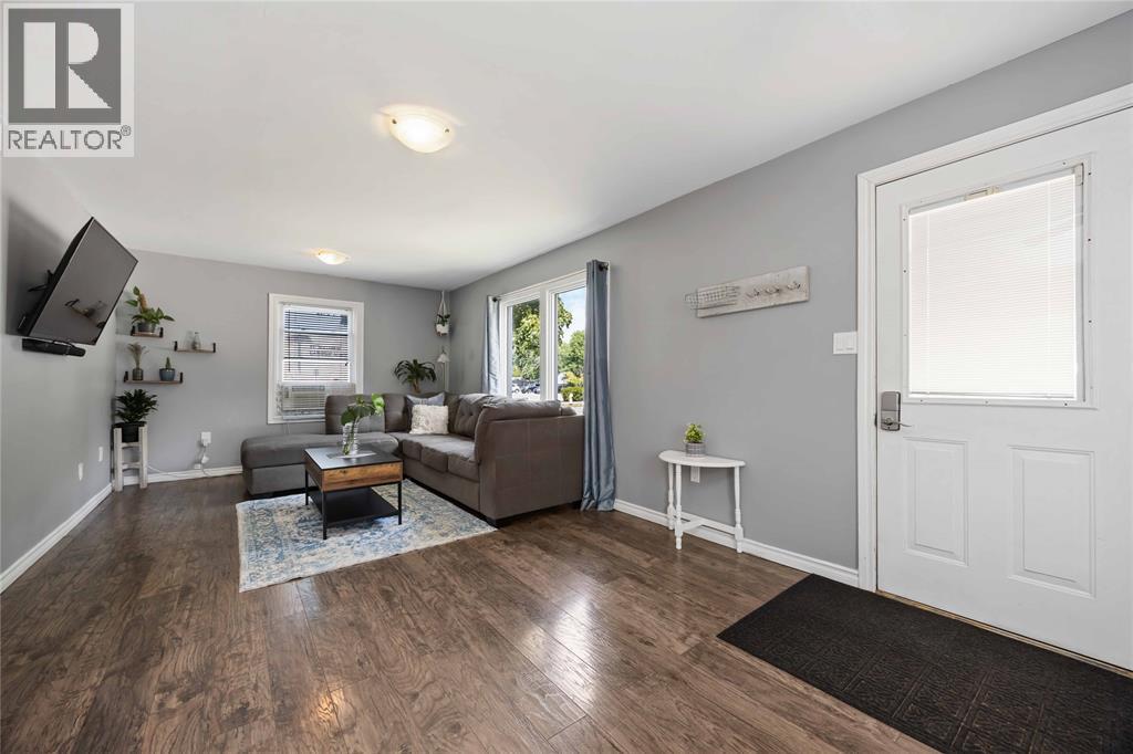 143 Walnut Avenue North, Sarnia, ON - Indoor Photo Showing Living Room