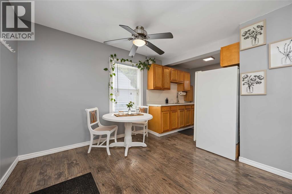 143 Walnut Avenue North, Sarnia, ON - Indoor Photo Showing Dining Room