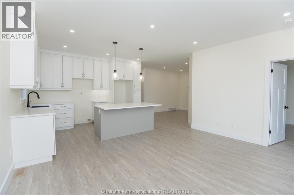 39 Demall Drive, Dresden, ON - Indoor Photo Showing Kitchen