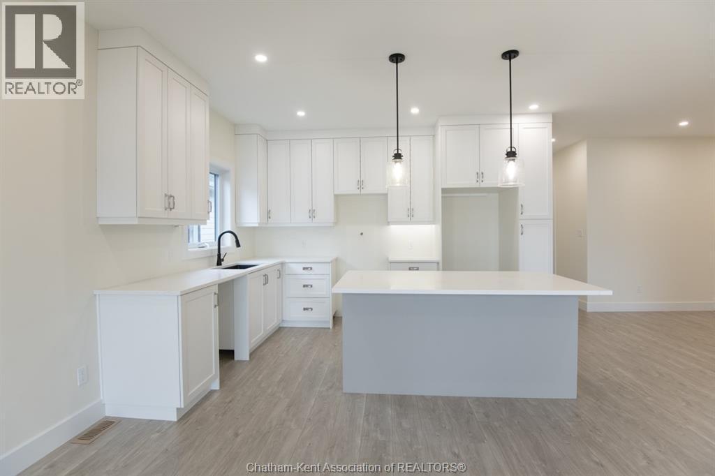 39 Demall Drive, Dresden, ON - Indoor Photo Showing Kitchen With Upgraded Kitchen