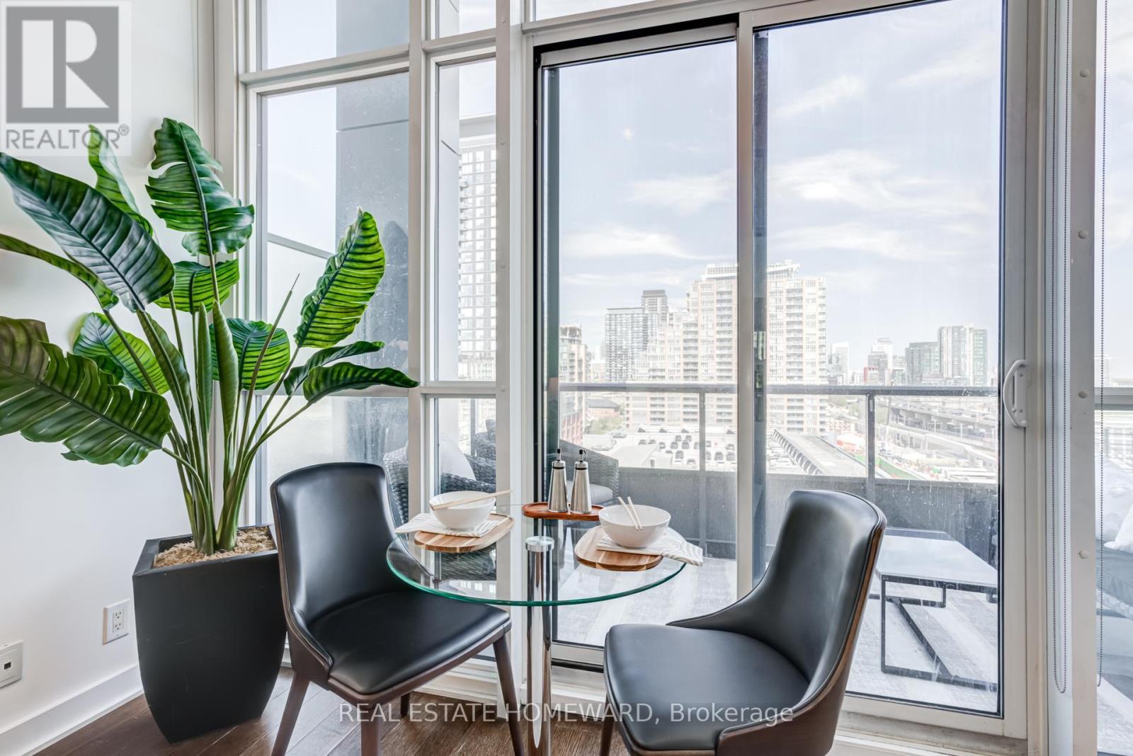732 - 5 Hanna Avenue, Toronto, ON - Indoor Photo Showing Dining Room
