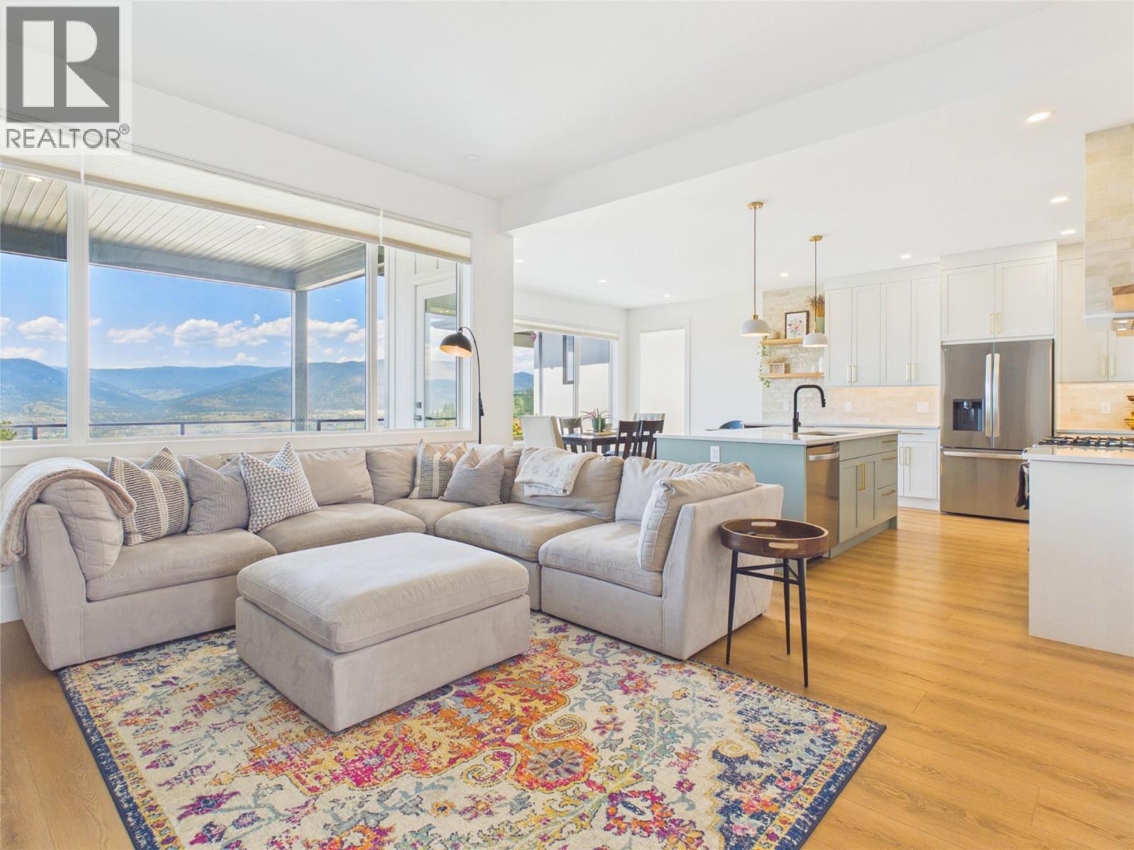 1081 Antler Drive, Penticton, BC - Indoor Photo Showing Living Room