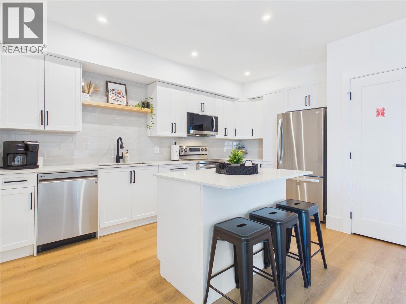 1081 Antler Drive, Penticton, BC - Indoor Photo Showing Kitchen With Upgraded Kitchen