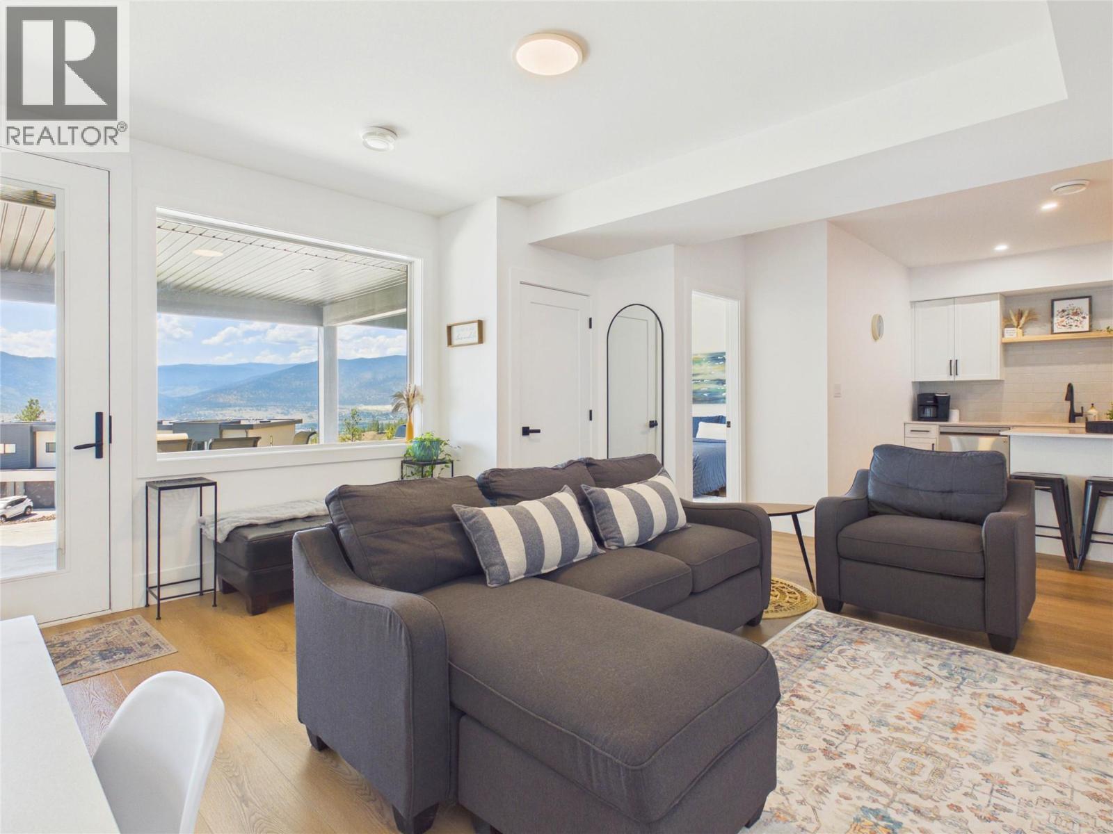 1081 Antler Drive, Penticton, BC - Indoor Photo Showing Living Room