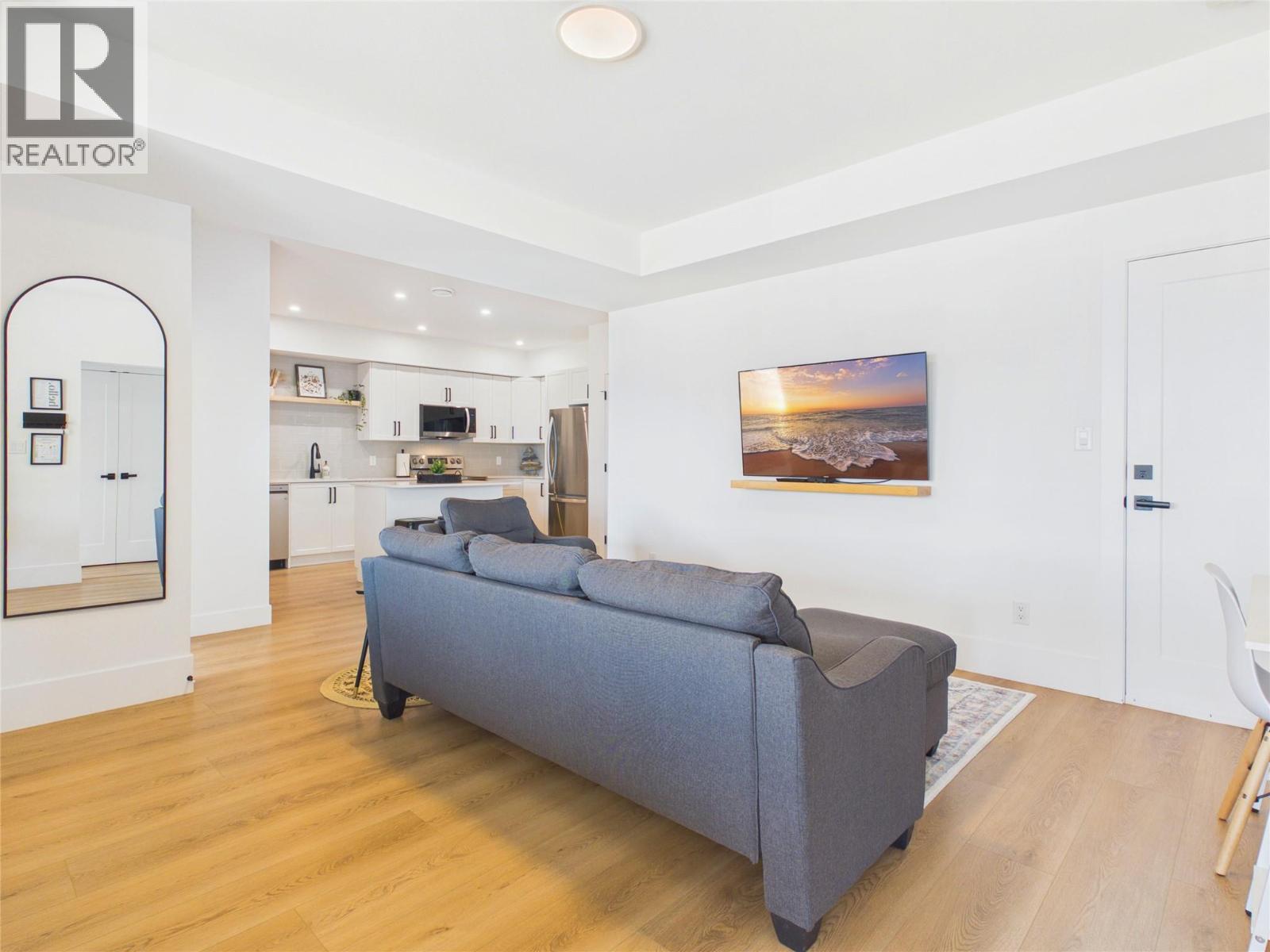 1081 Antler Drive, Penticton, BC - Indoor Photo Showing Living Room