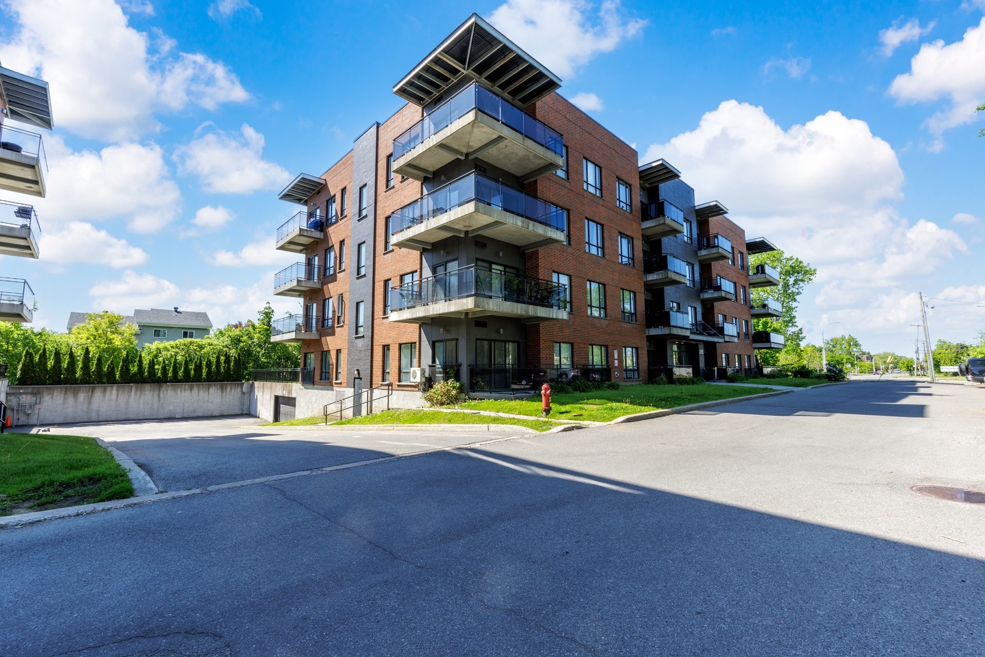 Extérieur - 402-126 Boul. Hymus, Pointe-Claire, QC