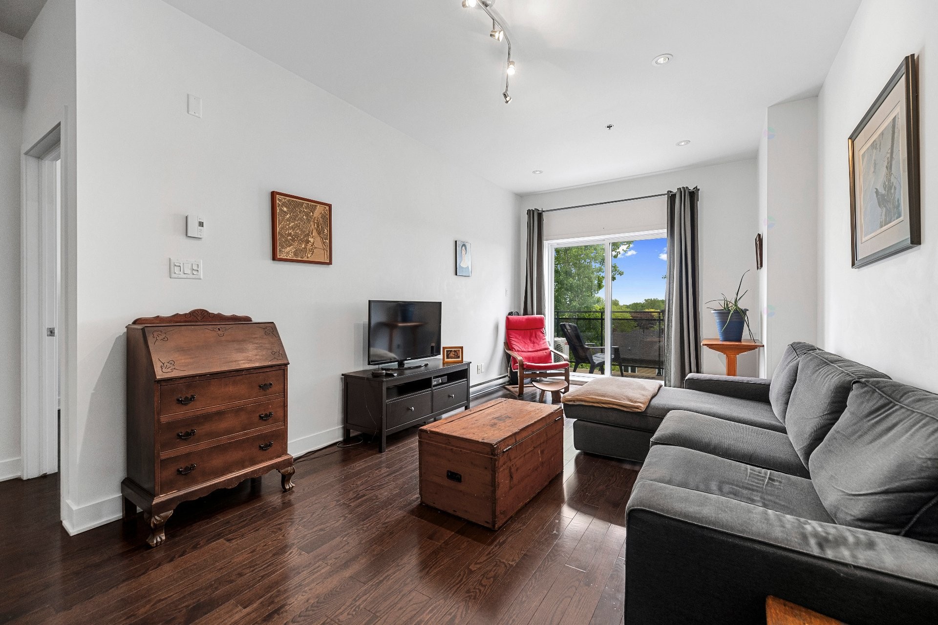 Salon - 402-126 Boul. Hymus, Pointe-Claire, QC