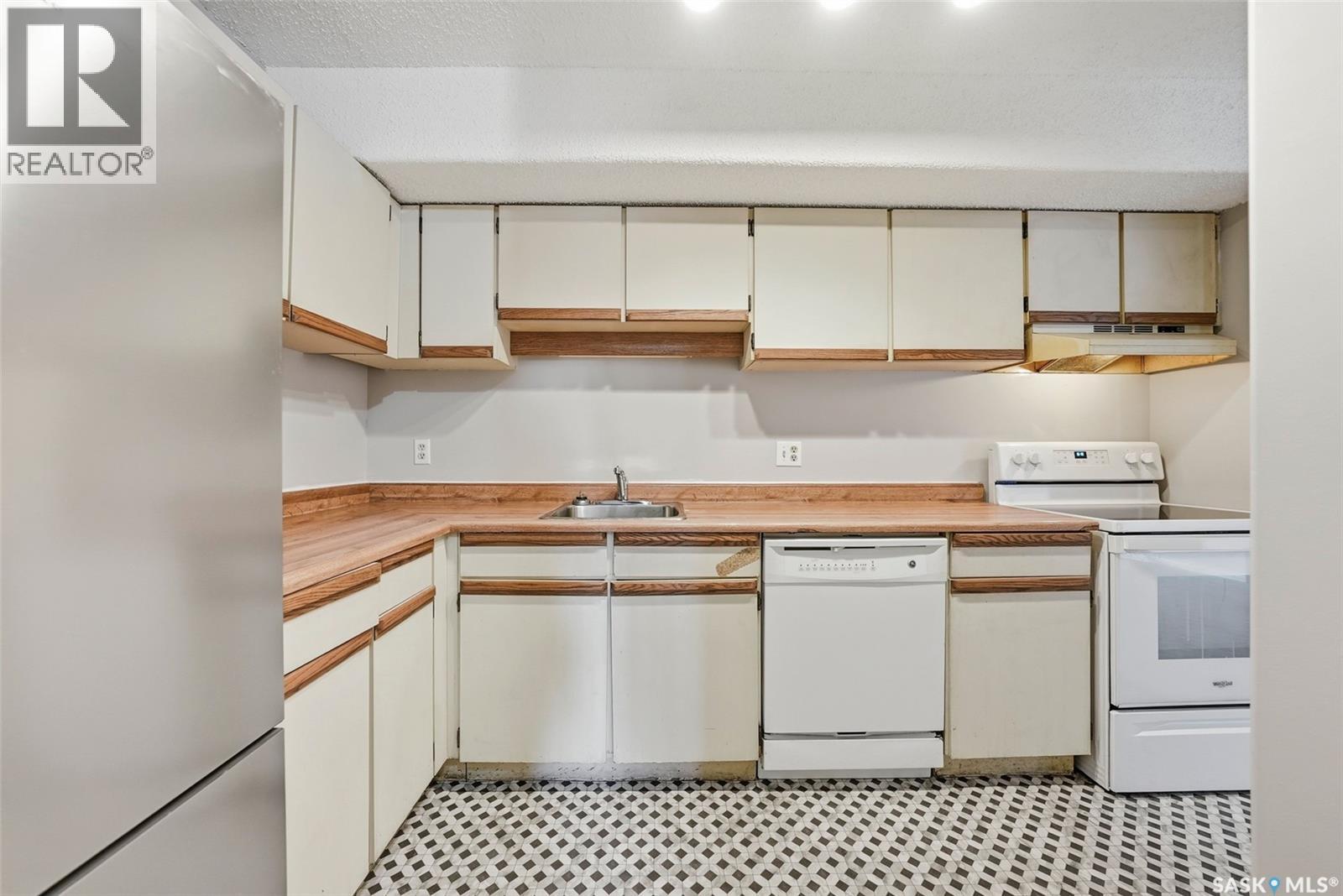 202 345 Kingsmere Boulevard, Saskatoon, SK - Indoor Photo Showing Kitchen