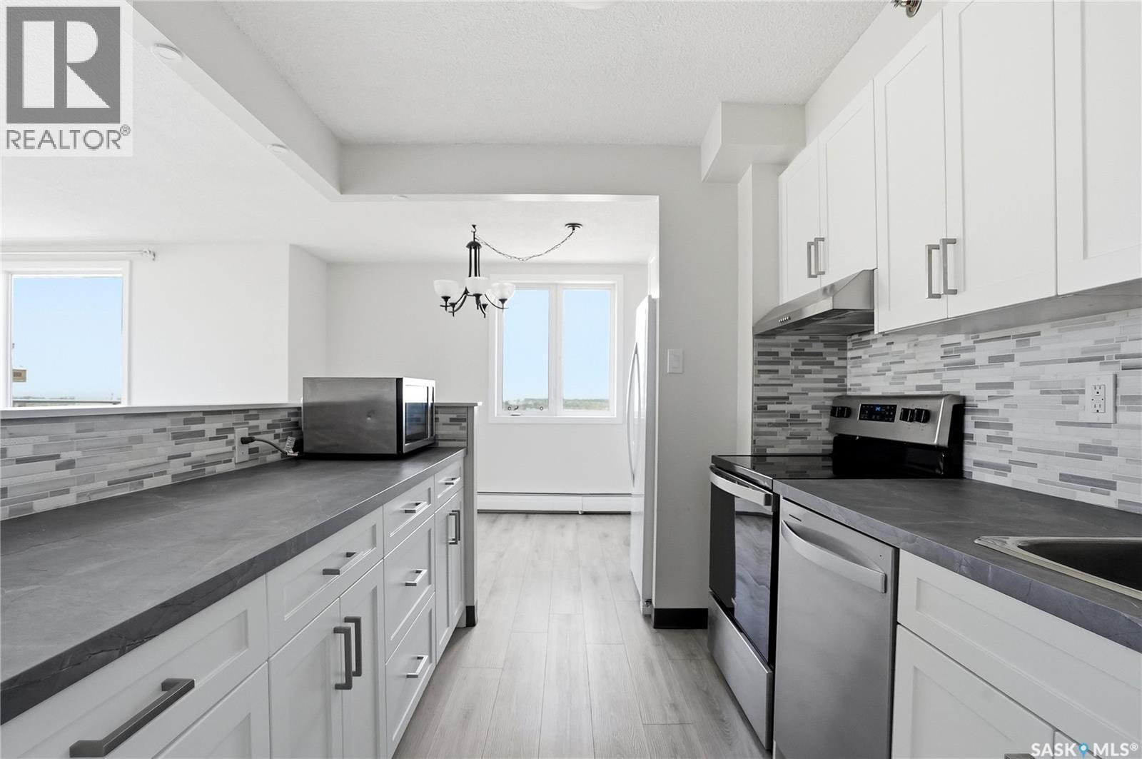 2102 320 5Th Avenue N, Saskatoon, SK - Indoor Photo Showing Kitchen