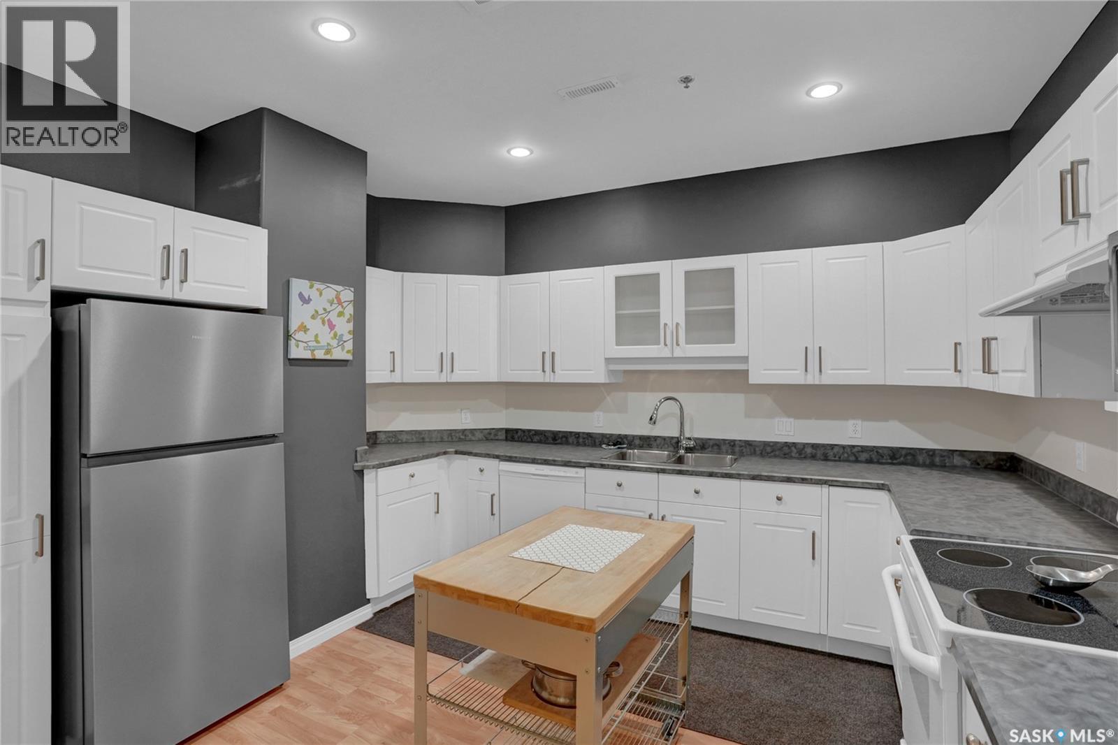 208 1901 Victoria Avenue, Regina, SK - Indoor Photo Showing Kitchen