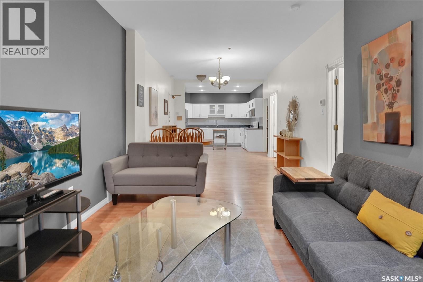 208 1901 Victoria Avenue, Regina, SK - Indoor Photo Showing Living Room