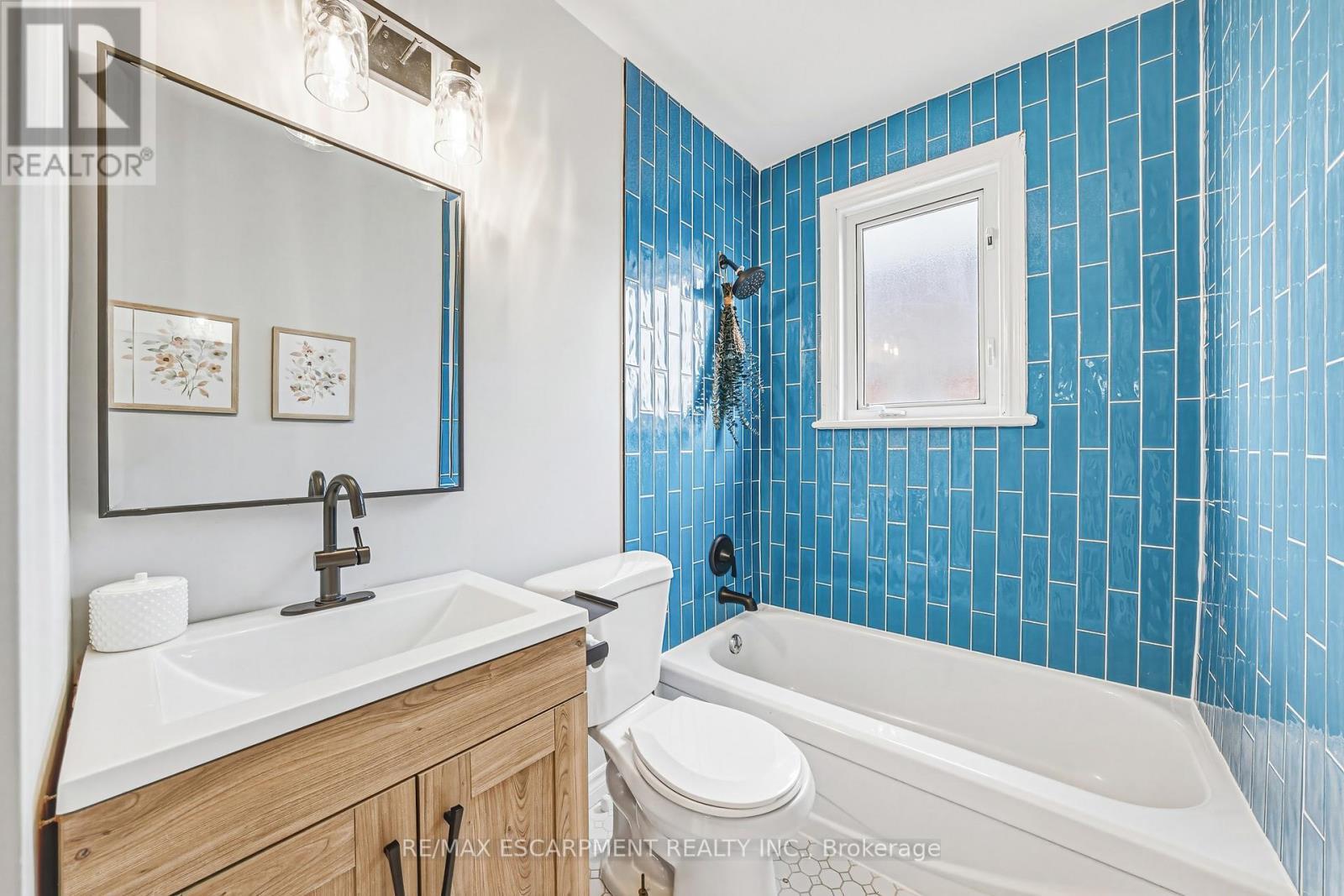 280 Montrose Avenue, Hamilton, ON - Indoor Photo Showing Bathroom
