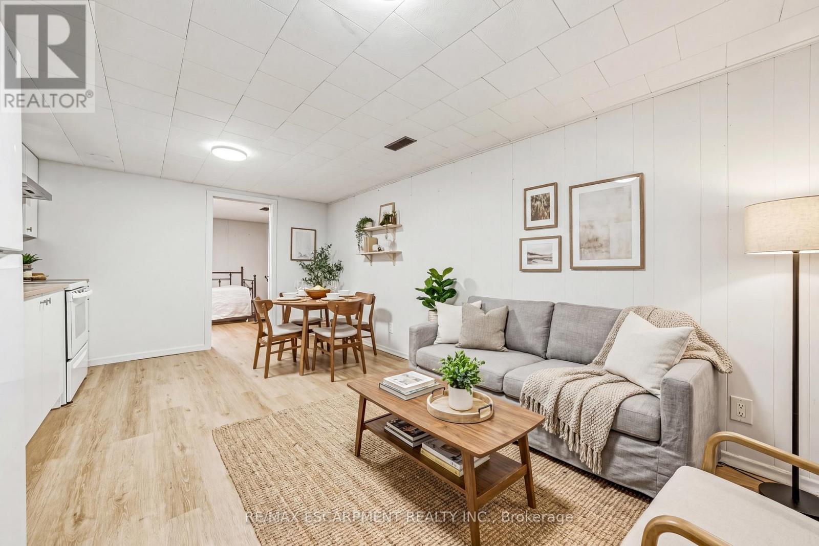 280 Montrose Avenue, Hamilton, ON - Indoor Photo Showing Living Room