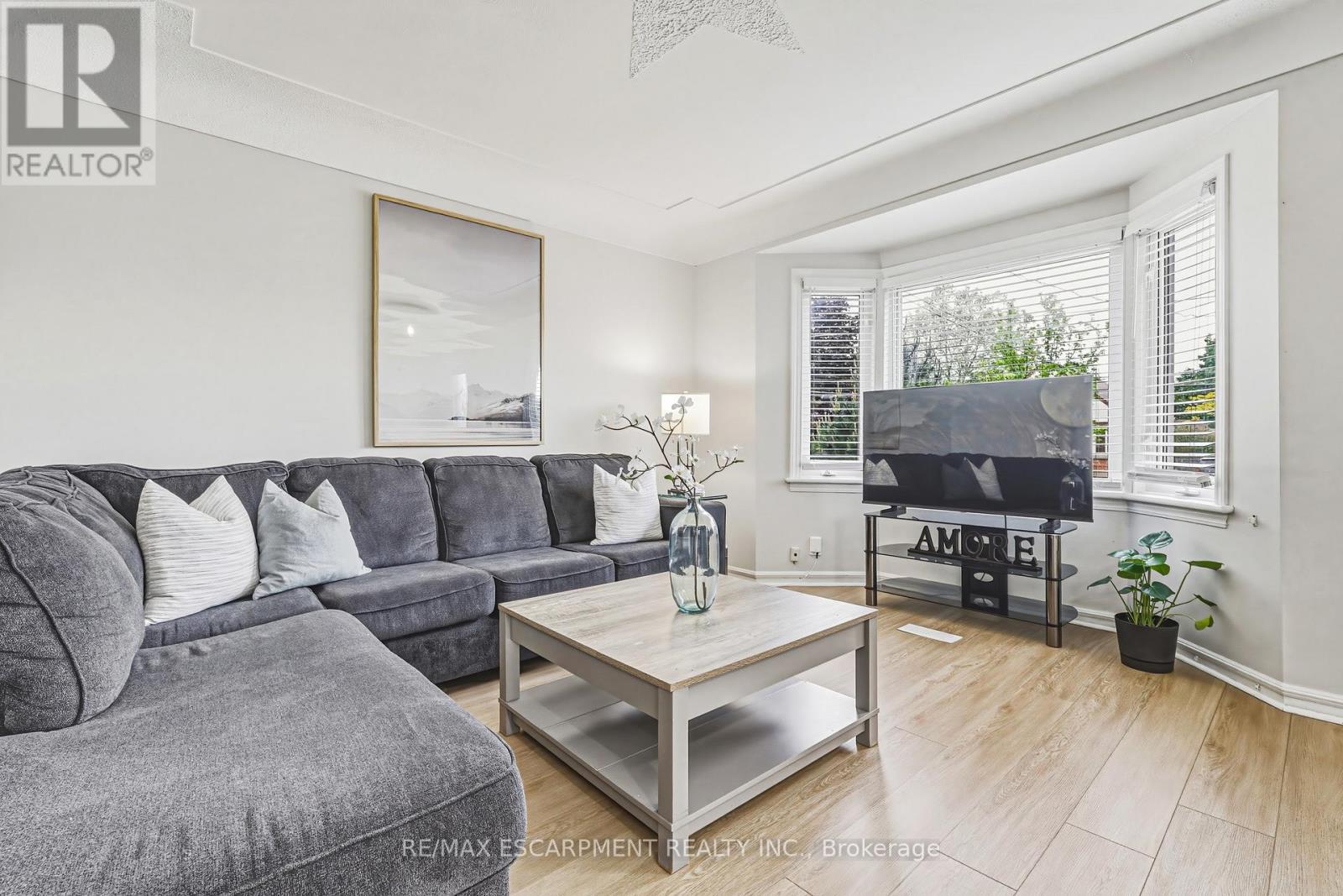 280 Montrose Avenue, Hamilton, ON - Indoor Photo Showing Living Room