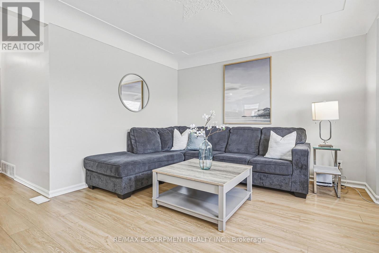 280 Montrose Avenue, Hamilton, ON - Indoor Photo Showing Living Room
