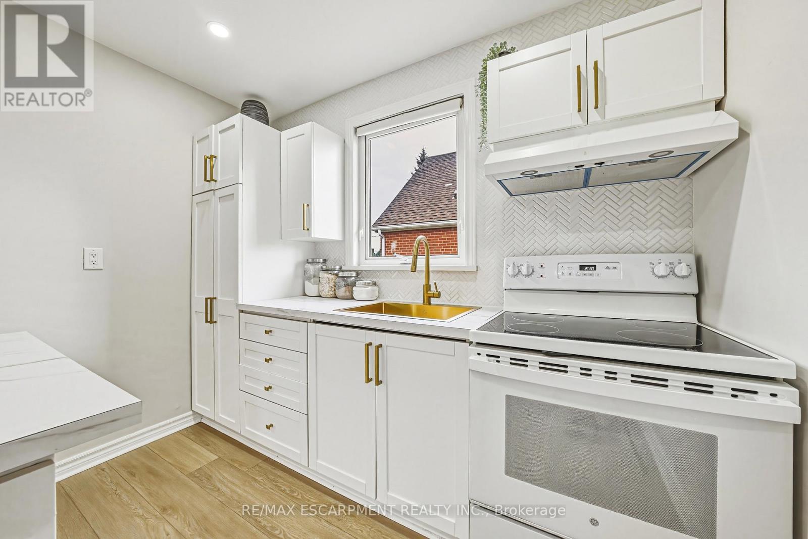 280 Montrose Avenue, Hamilton, ON - Indoor Photo Showing Kitchen