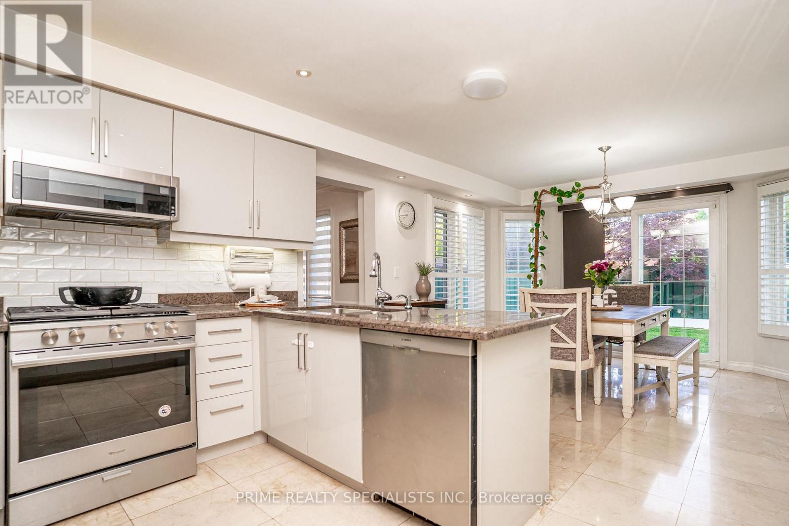 1800 Tattersall Way, Mississauga, ON - Indoor Photo Showing Kitchen With Upgraded Kitchen