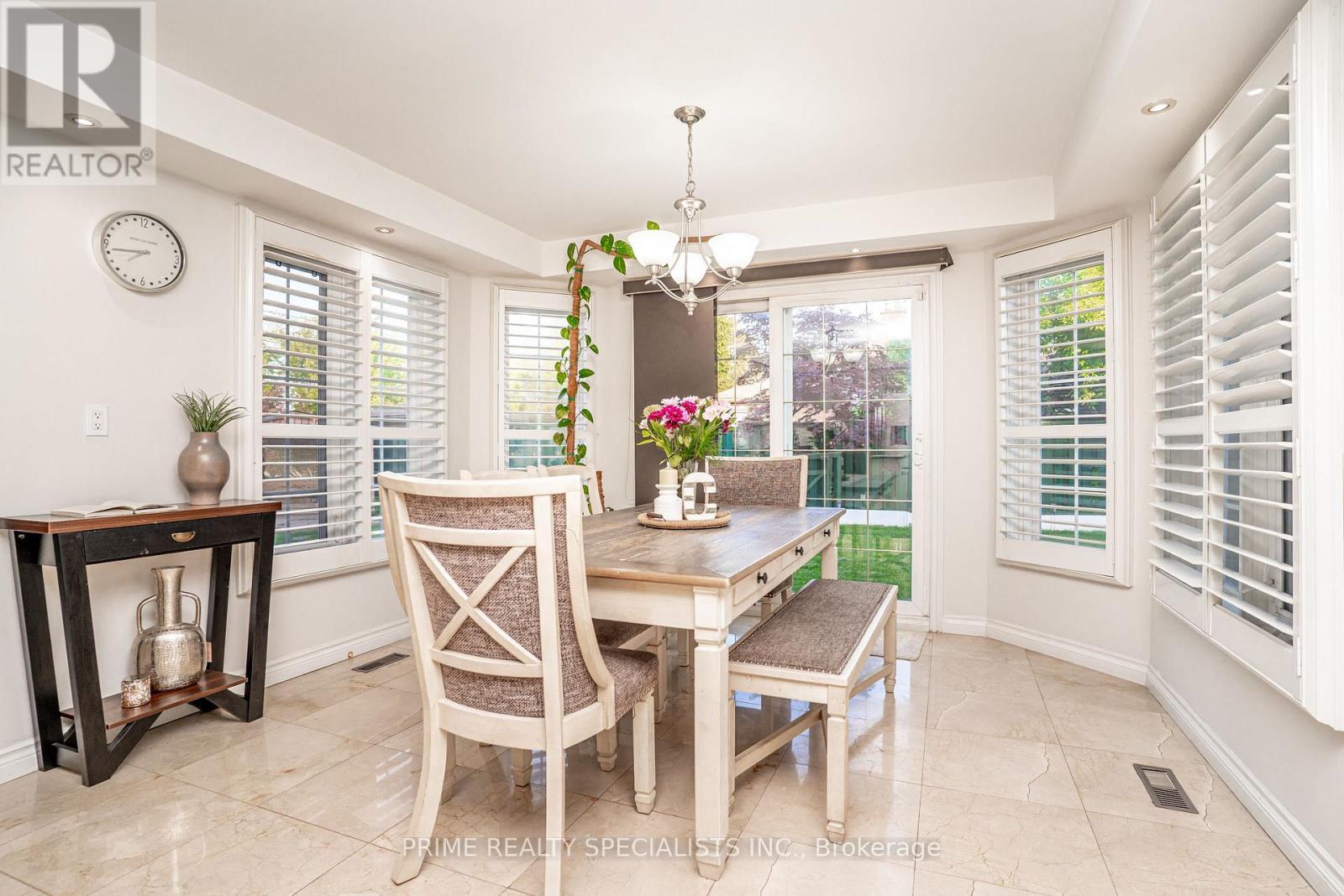 1800 Tattersall Way, Mississauga, ON - Indoor Photo Showing Dining Room