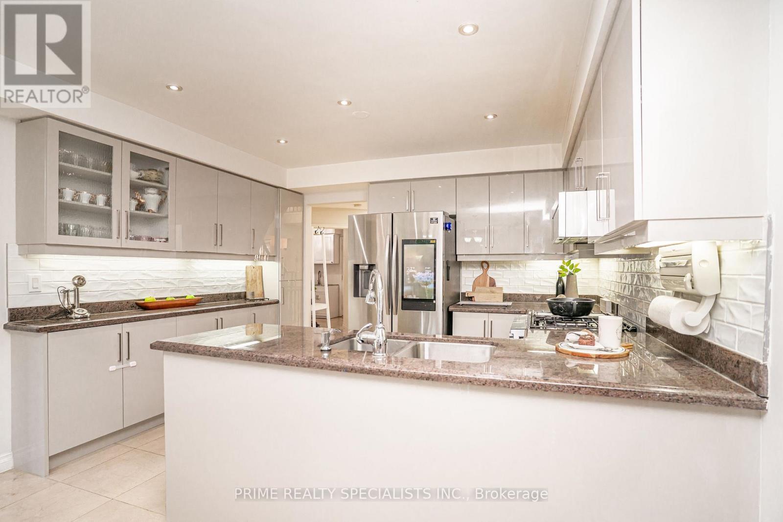 1800 Tattersall Way, Mississauga, ON - Indoor Photo Showing Kitchen With Double Sink With Upgraded Kitchen
