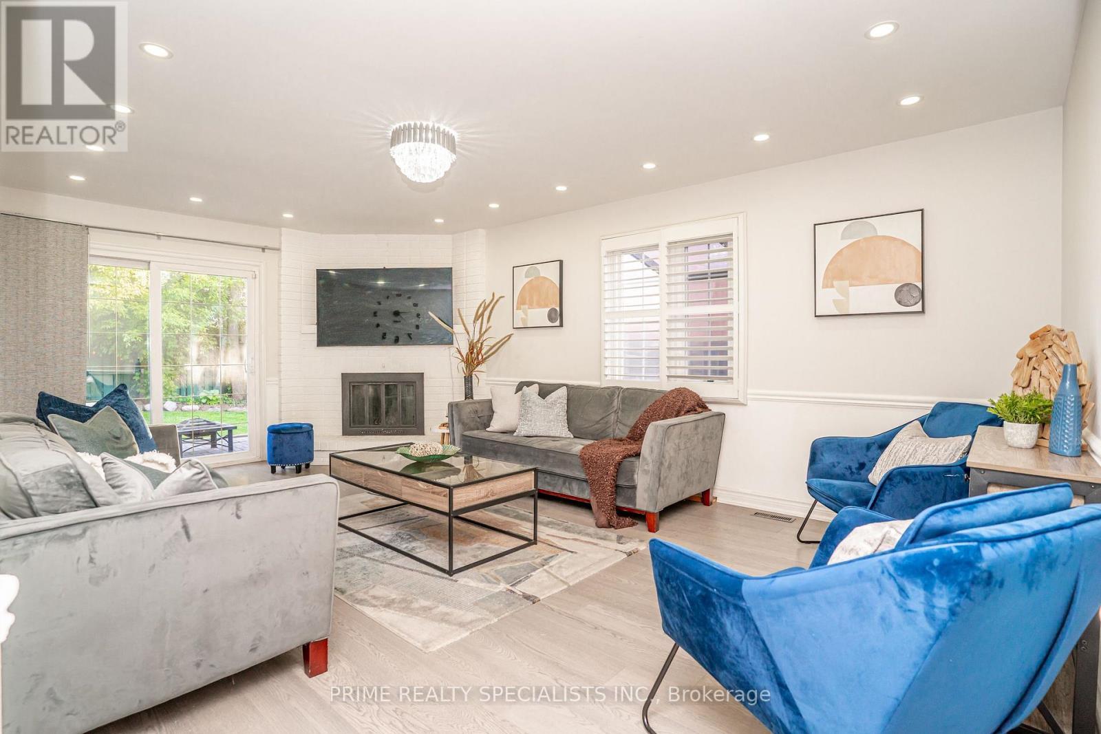 1800 Tattersall Way, Mississauga, ON - Indoor Photo Showing Living Room With Fireplace