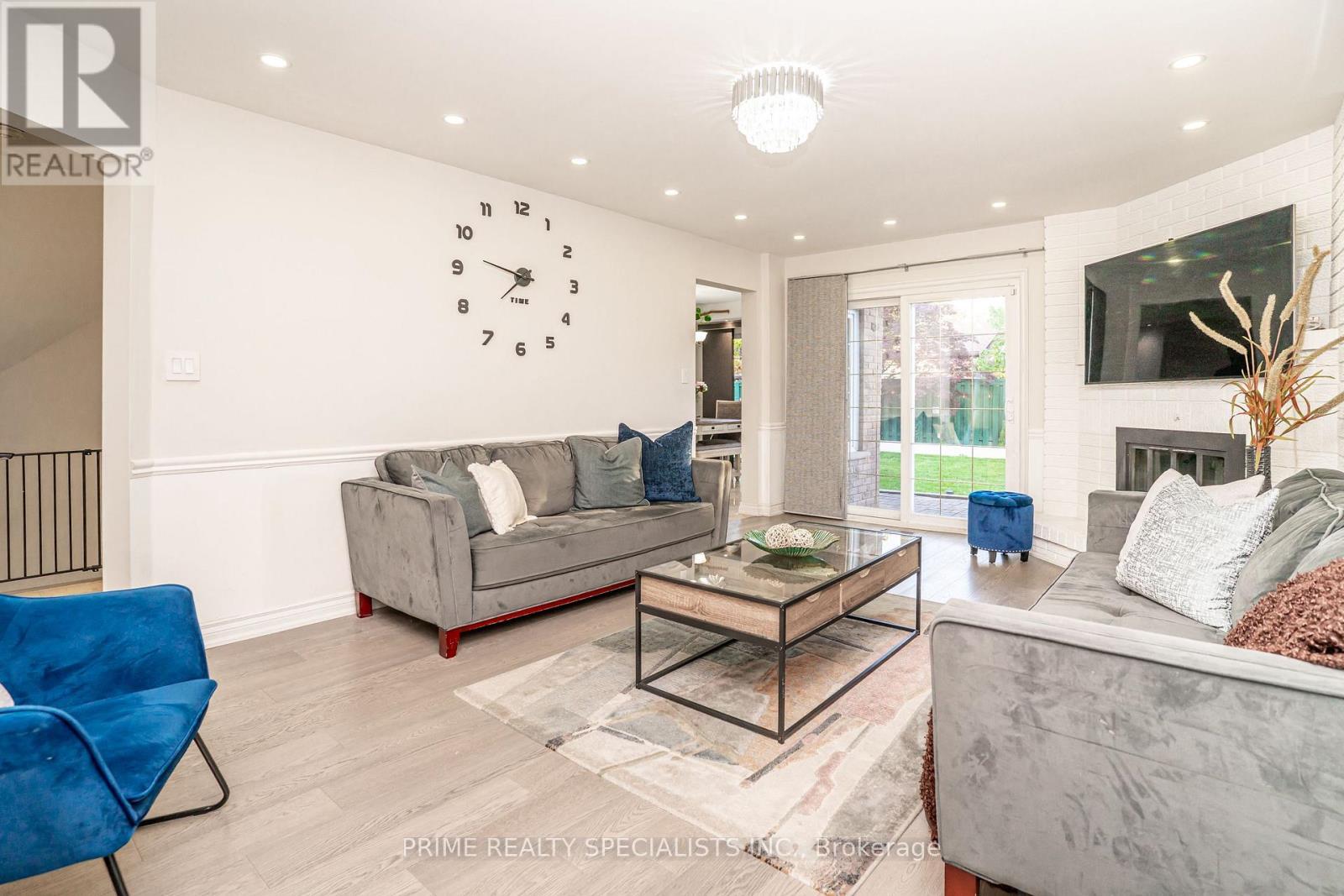 1800 Tattersall Way, Mississauga, ON - Indoor Photo Showing Living Room