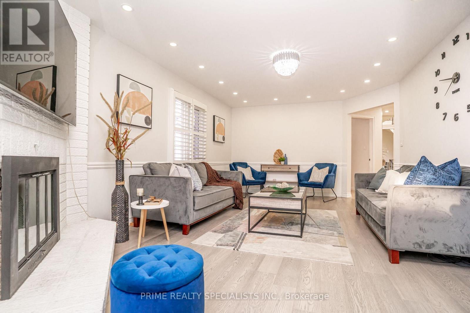 1800 Tattersall Way, Mississauga, ON - Indoor Photo Showing Living Room