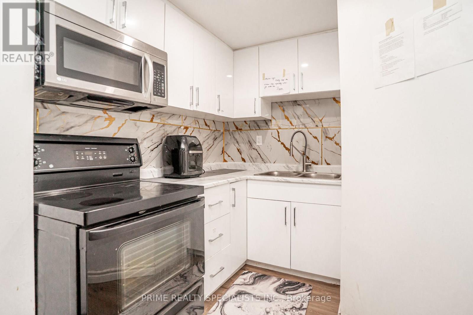 1800 Tattersall Way, Mississauga, ON - Indoor Photo Showing Kitchen With Double Sink