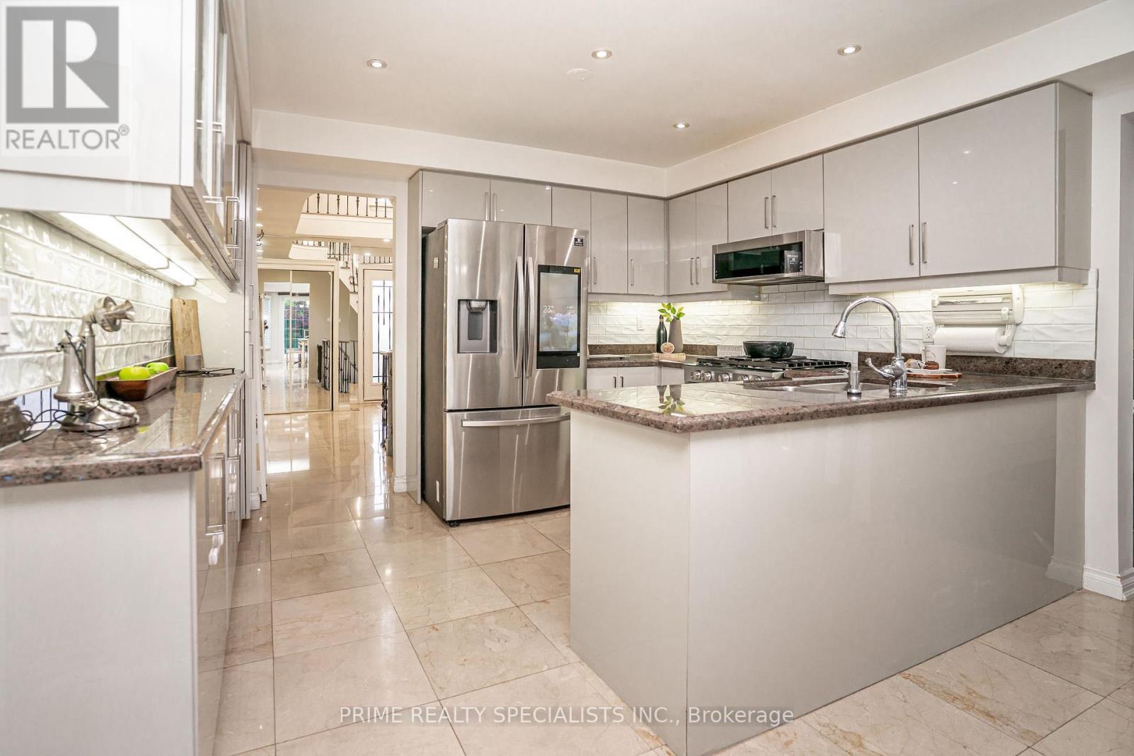 1800 Tattersall Way, Mississauga, ON - Indoor Photo Showing Kitchen With Upgraded Kitchen