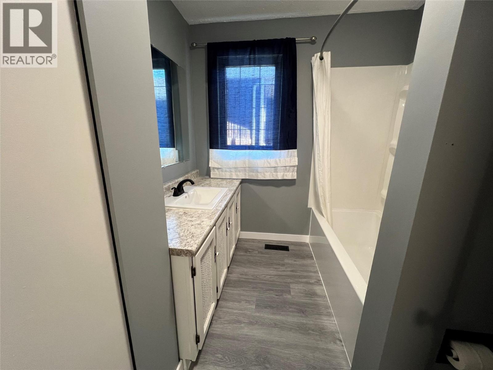 505 97A Avenue, Dawson Creek, BC - Indoor Photo Showing Bathroom