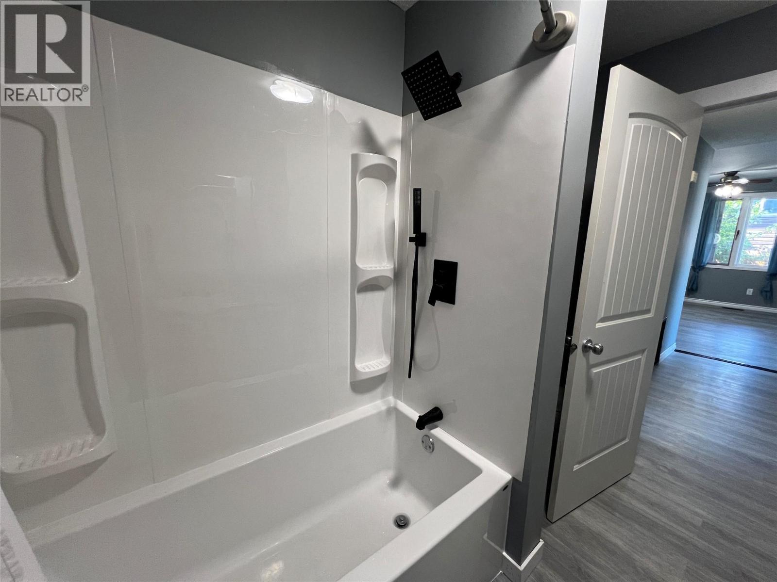 505 97A Avenue, Dawson Creek, BC - Indoor Photo Showing Bathroom