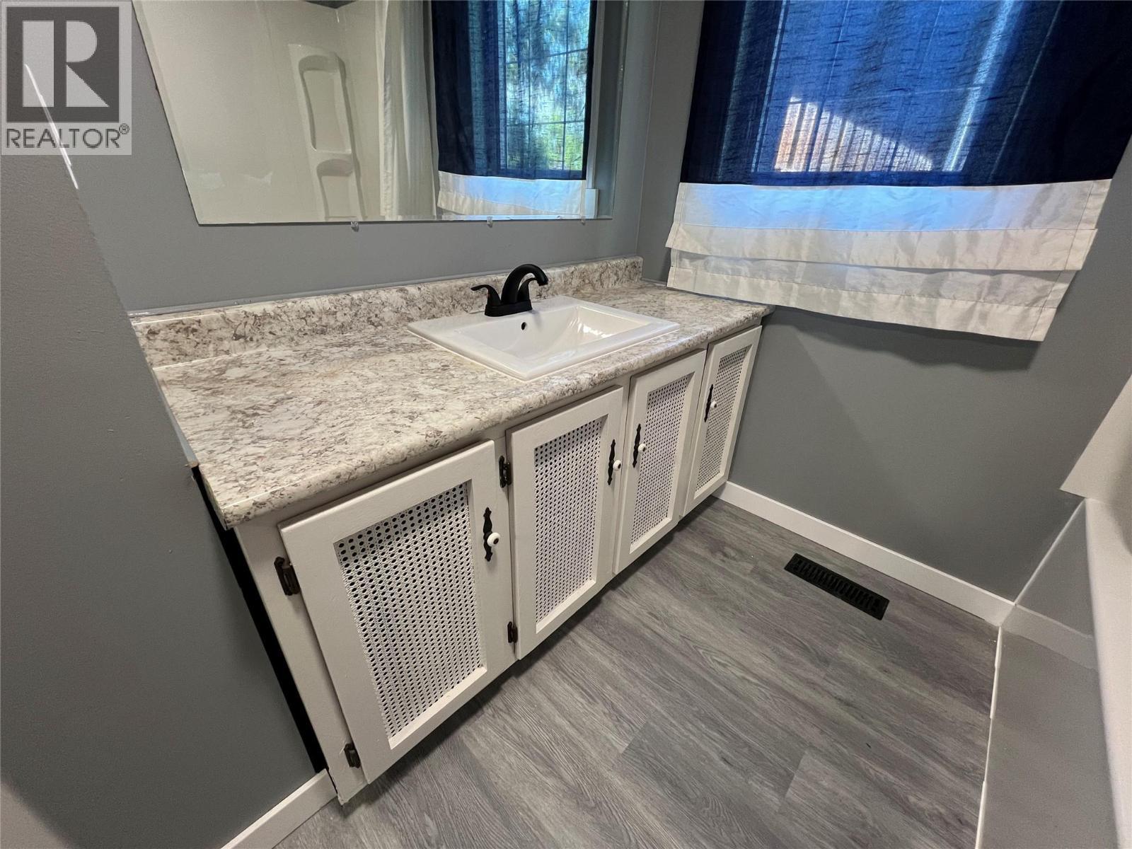 505 97A Avenue, Dawson Creek, BC - Indoor Photo Showing Bathroom