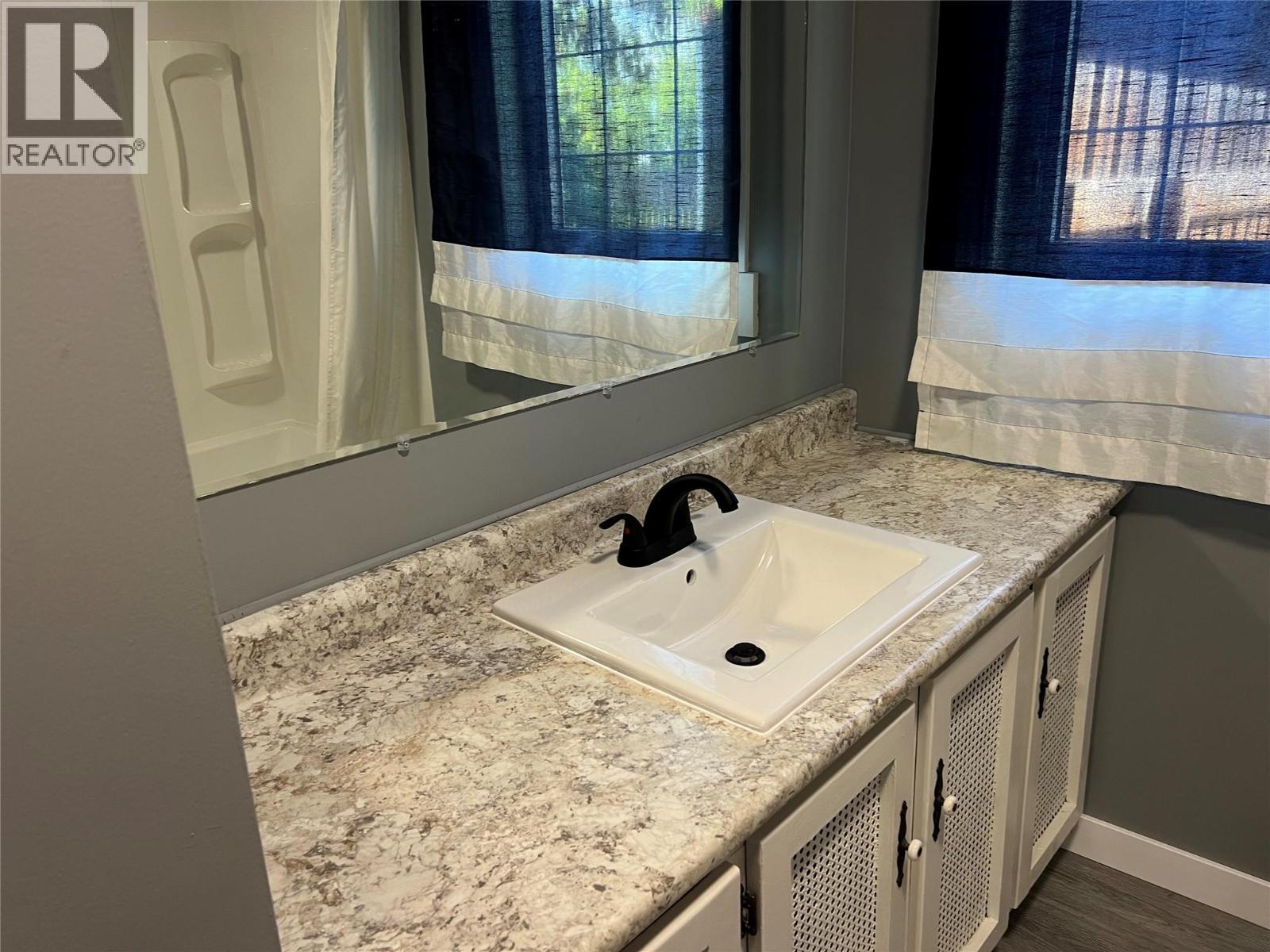 505 97A Avenue, Dawson Creek, BC - Indoor Photo Showing Bathroom