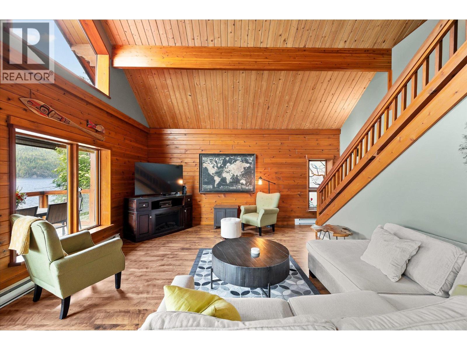 3546 Mabel Lake Road, Lumby, BC - Indoor Photo Showing Living Room