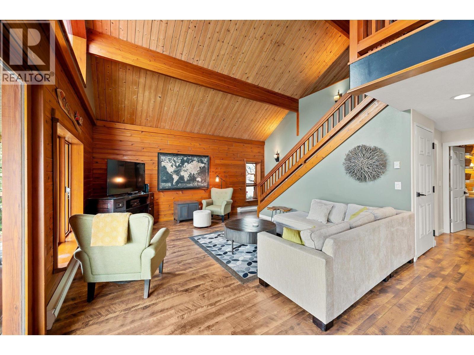 3546 Mabel Lake Road, Lumby, BC - Indoor Photo Showing Living Room