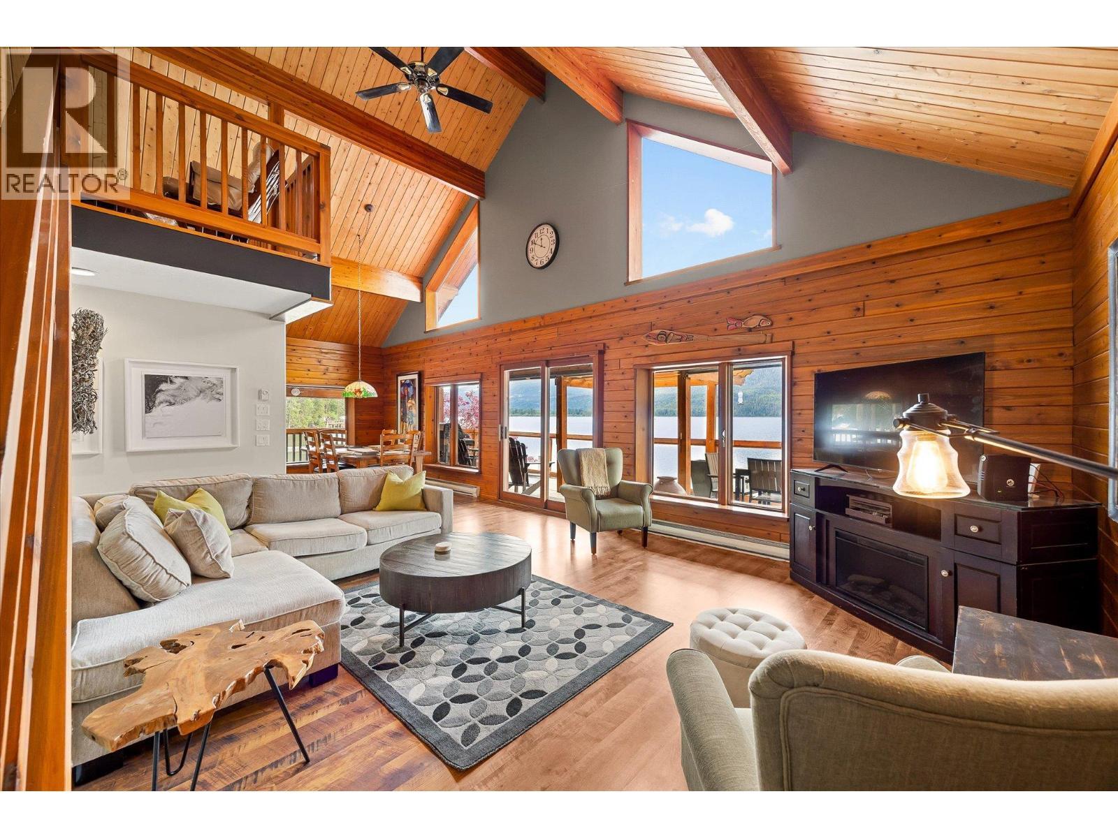 3546 Mabel Lake Road, Lumby, BC - Indoor Photo Showing Living Room
