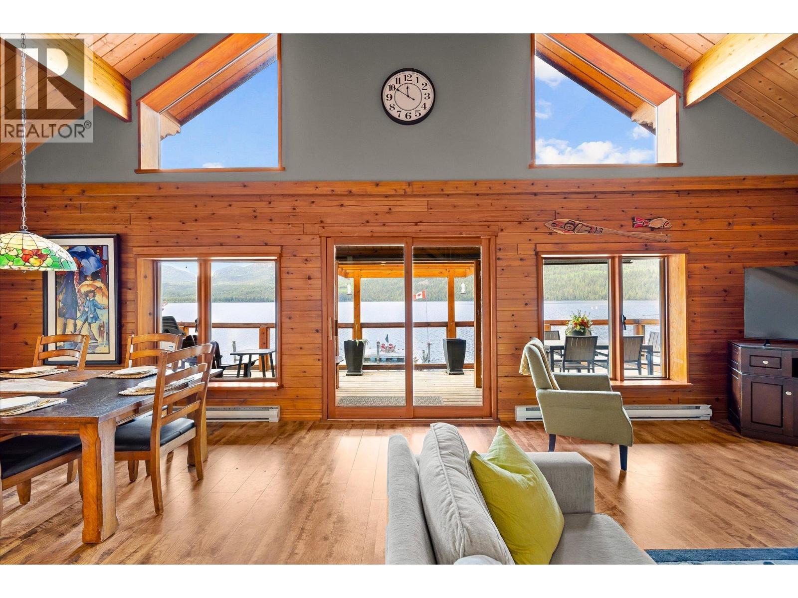 3546 Mabel Lake Road, Lumby, BC - Indoor Photo Showing Living Room