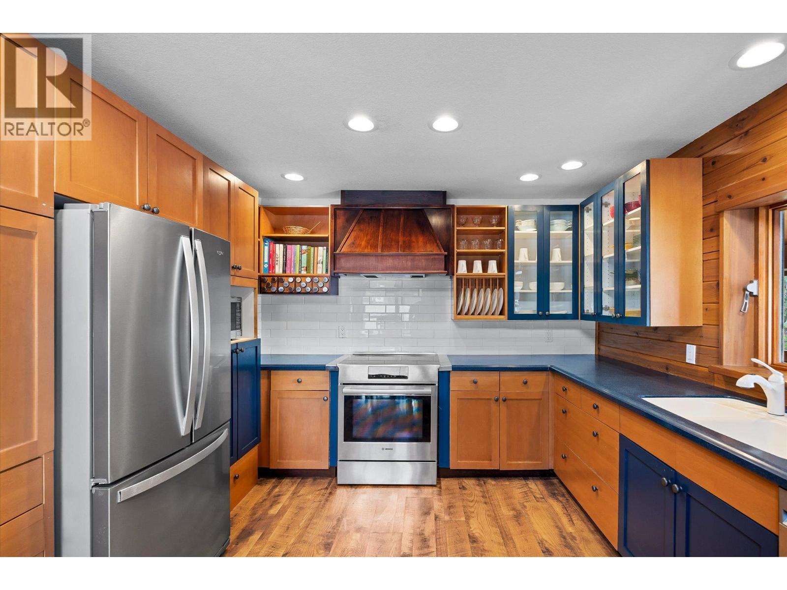 3546 Mabel Lake Road, Lumby, BC - Indoor Photo Showing Kitchen