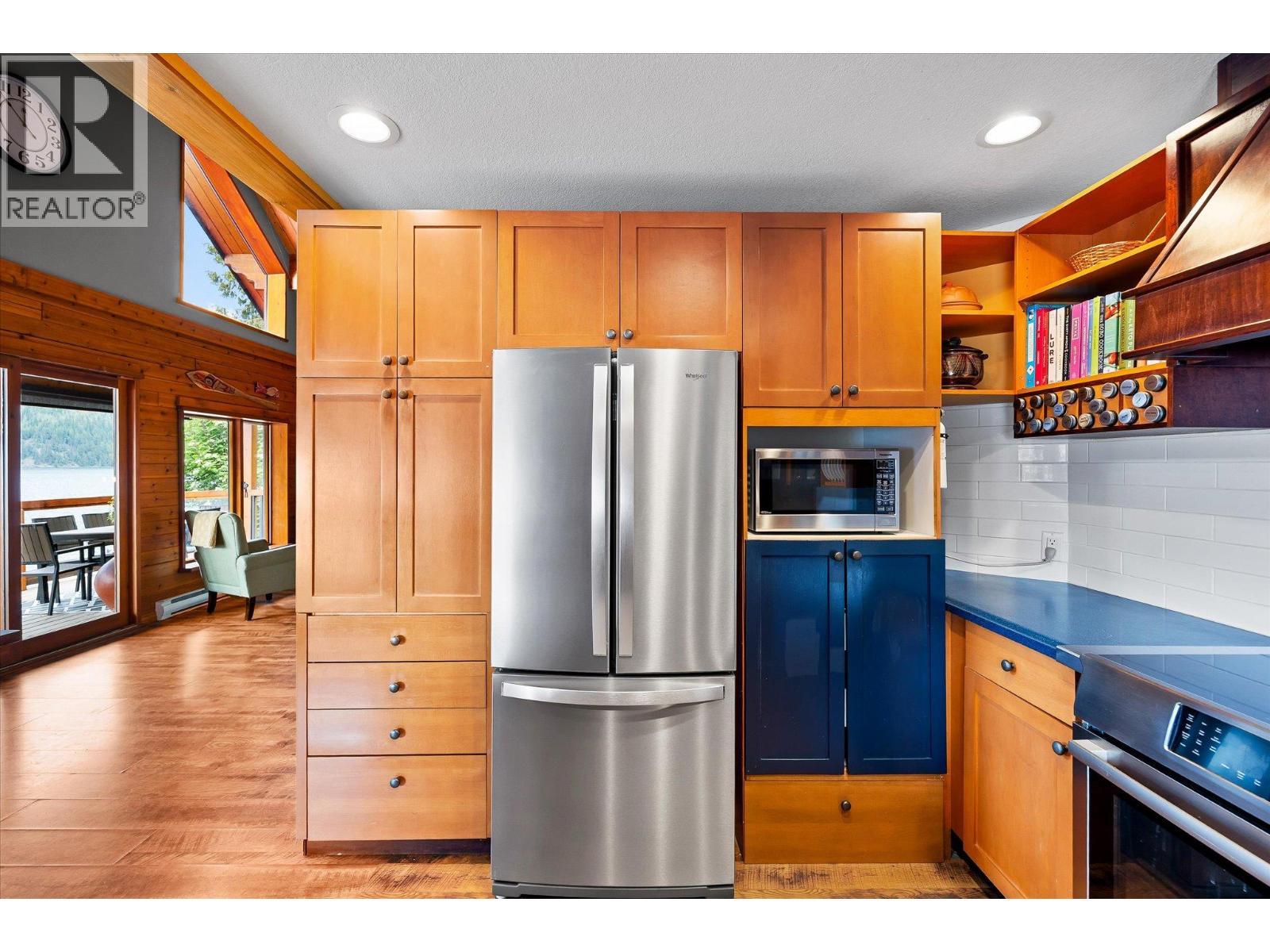 3546 Mabel Lake Road, Lumby, BC - Indoor Photo Showing Kitchen