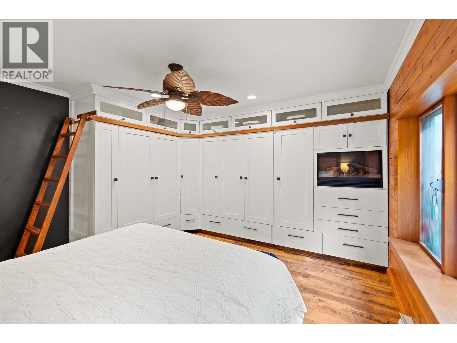3546 Mabel Lake Road, Lumby, BC - Indoor Photo Showing Bedroom