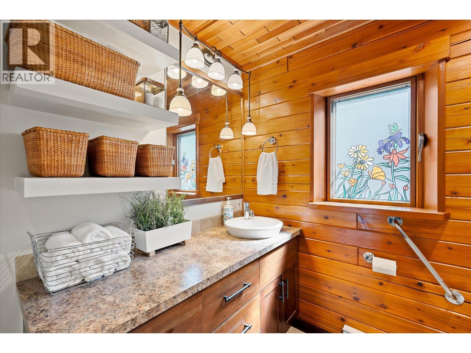 3546 Mabel Lake Road, Lumby, BC - Indoor Photo Showing Bathroom