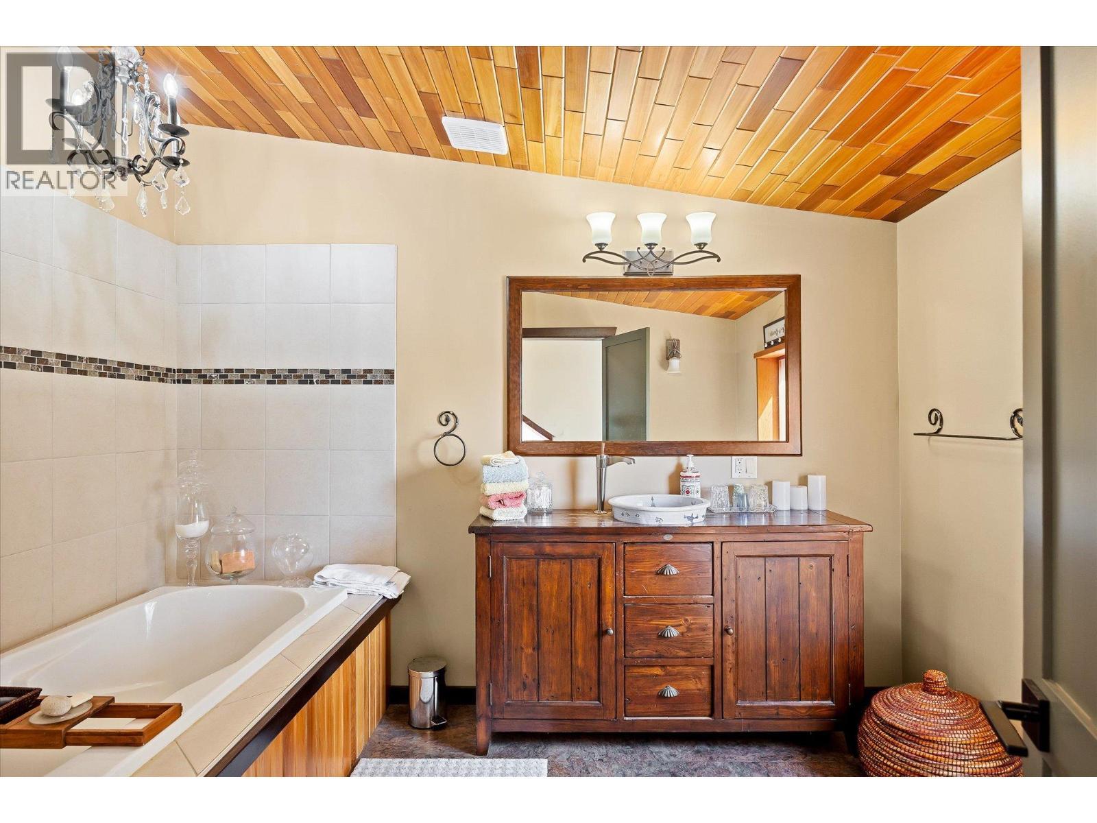 3546 Mabel Lake Road, Lumby, BC - Indoor Photo Showing Bathroom