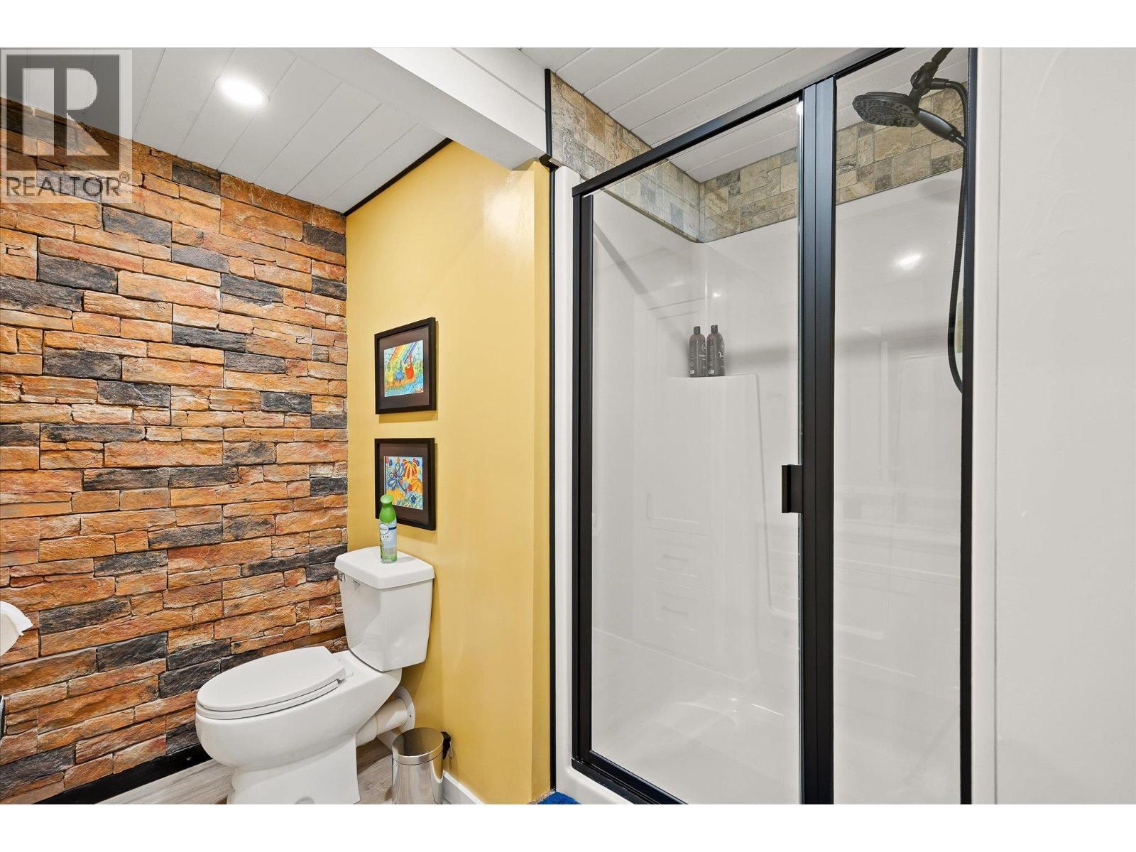 3546 Mabel Lake Road, Lumby, BC - Indoor Photo Showing Bathroom