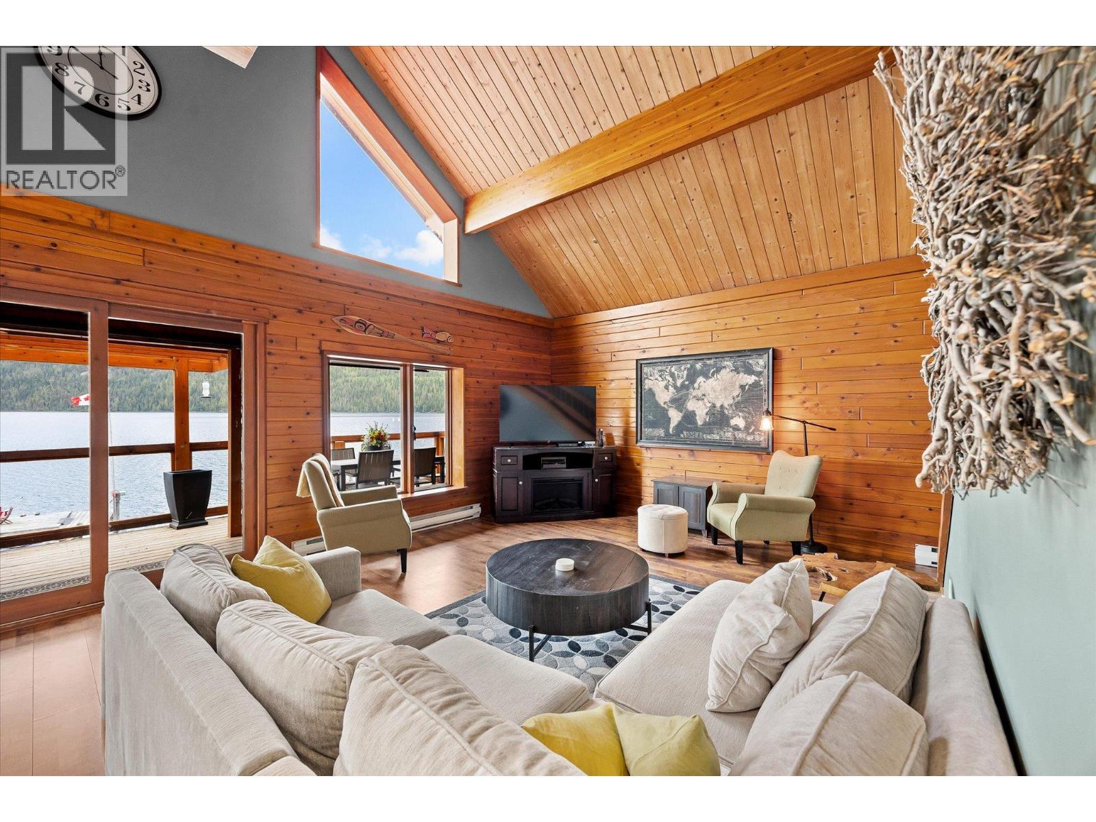3546 Mabel Lake Road, Lumby, BC - Indoor Photo Showing Living Room