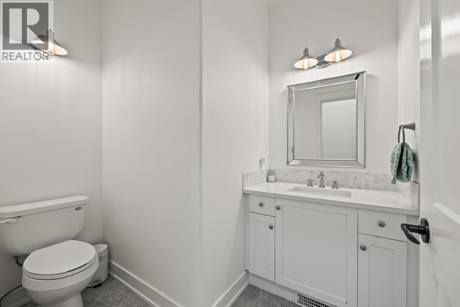 Second Bathroom - 629 Almandine Court, Kelowna, BC - Indoor Photo Showing Bathroom