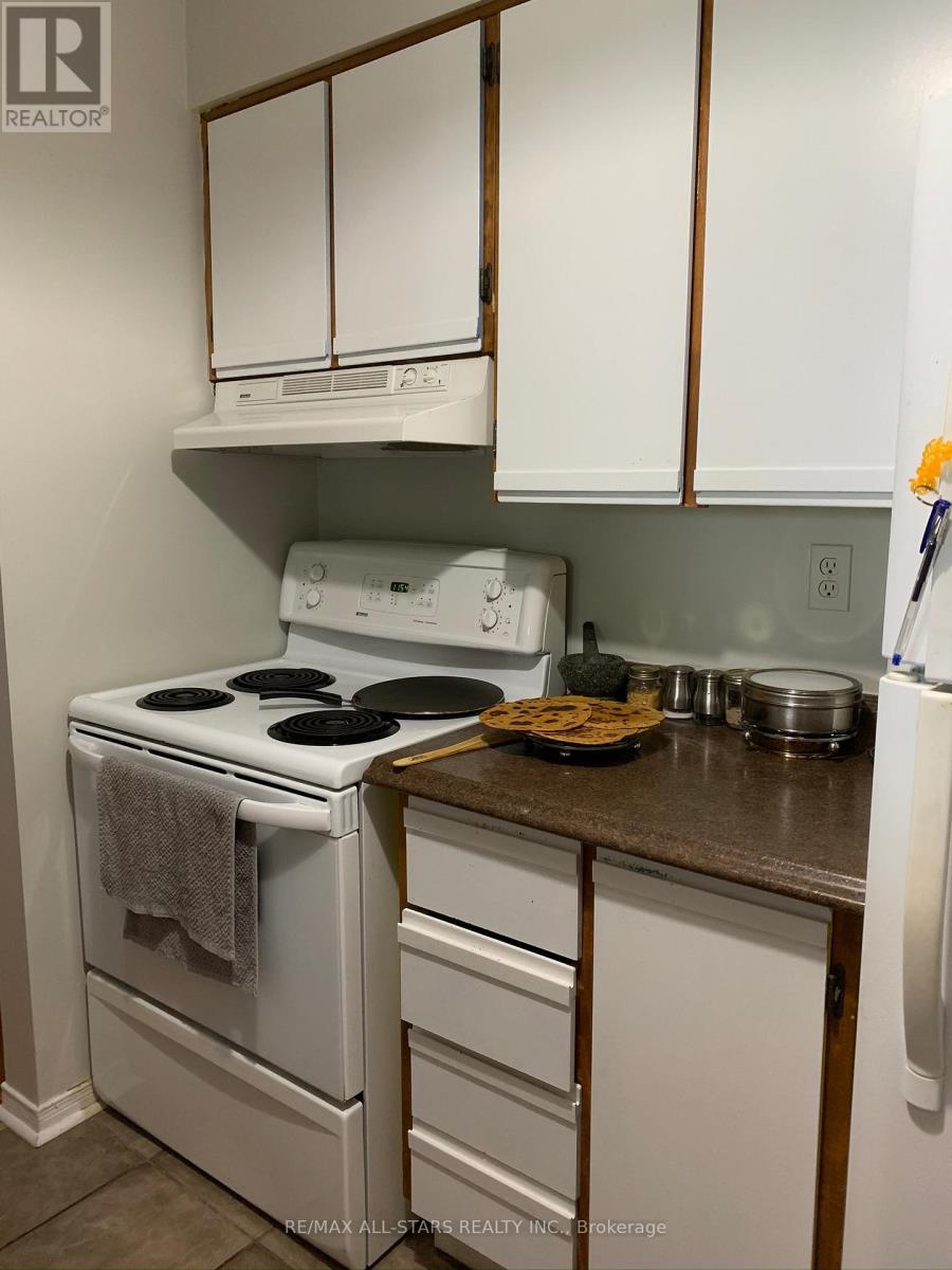 802 - 10 Tapscott Road, Toronto, ON - Indoor Photo Showing Kitchen
