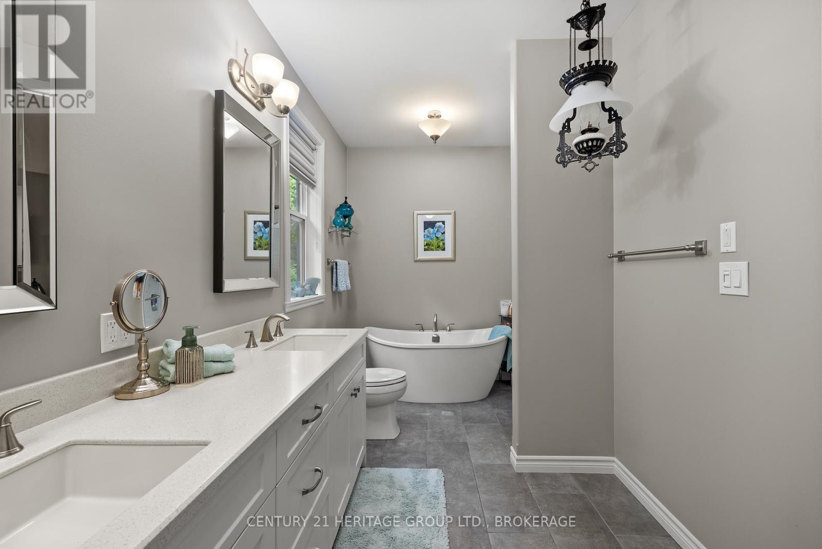 1071 Cranberry Cove Lane, Frontenac (Frontenac South), ON - Indoor Photo Showing Bathroom