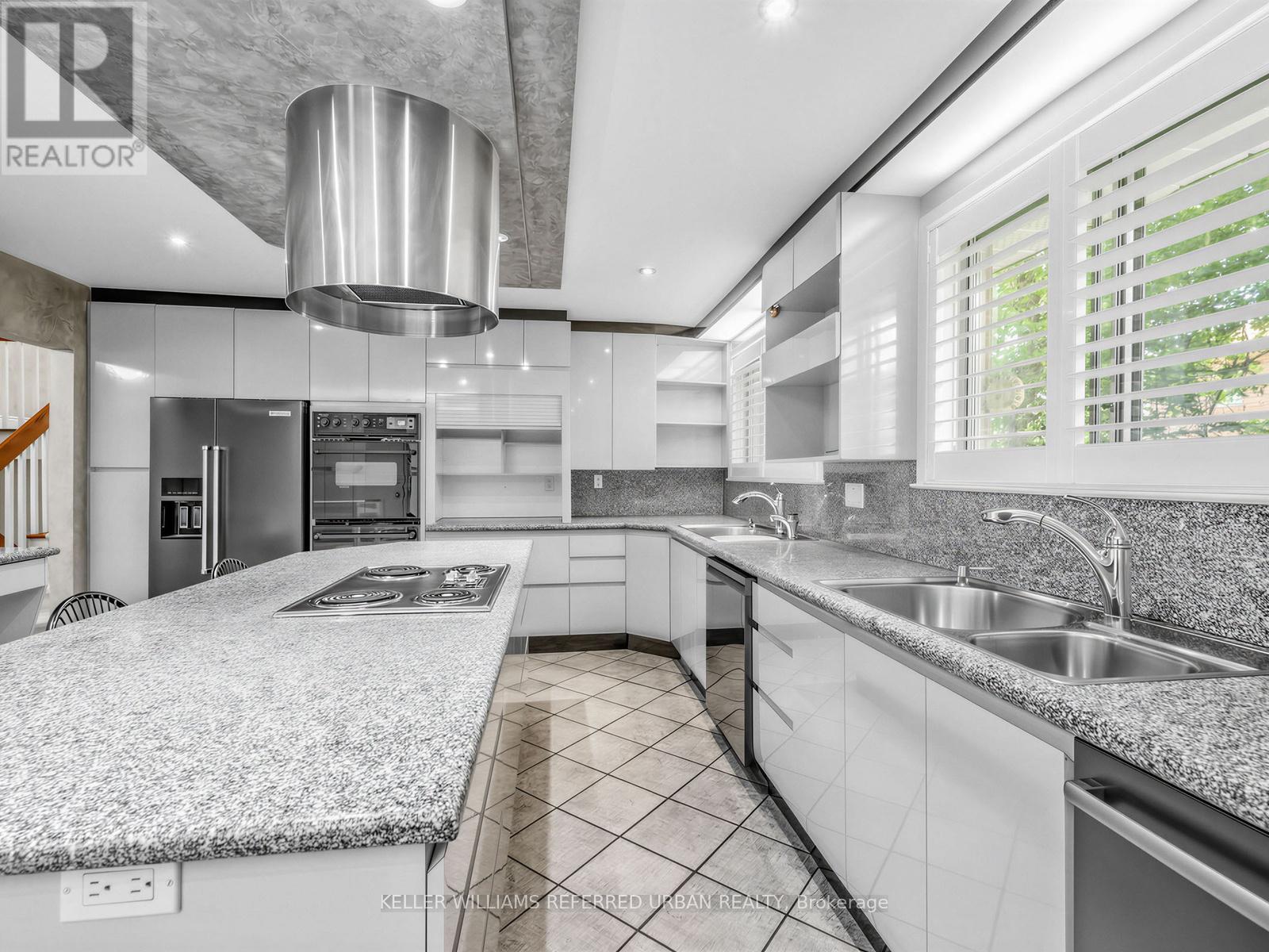 7 Harlock Boulevard, Toronto, ON - Indoor Photo Showing Kitchen With Double Sink With Upgraded Kitchen